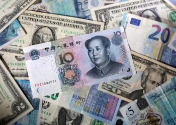 Yen Rises as BOJ Rate Hike Speculation Grows; Sterling Weakens on Fiscal Concerns