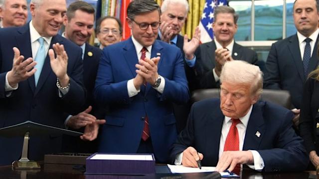 Federal Employees to Receive Paychecks as Government Reopens